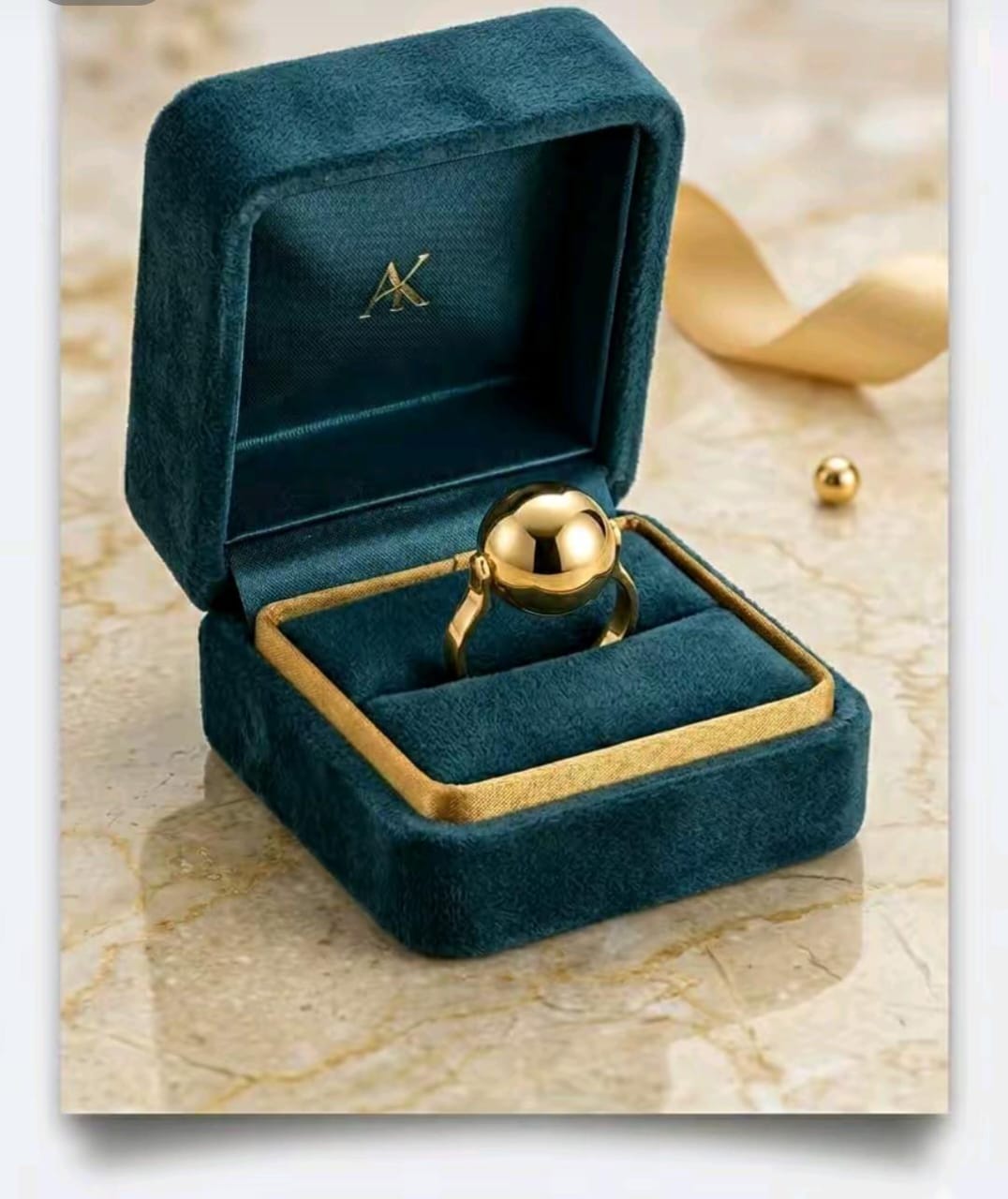 Bague boule dorée artisanale avec écrin velours