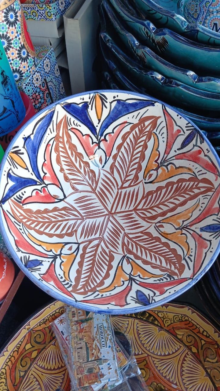 Assiette en céramique marocaine peinte à la main motifs feuilles