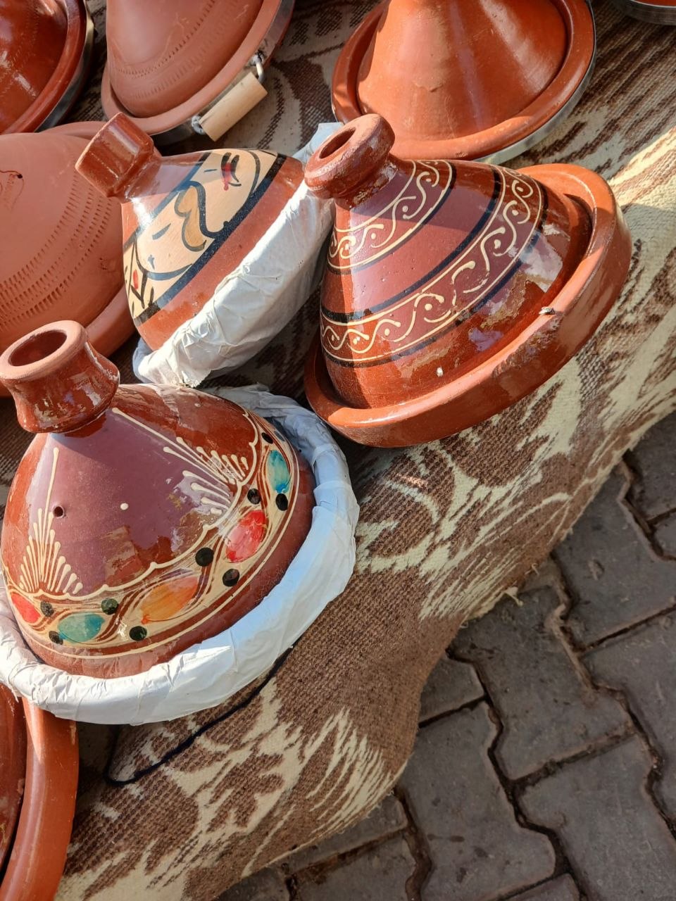 Tajines en terre cuite peints à la main, motifs berbères