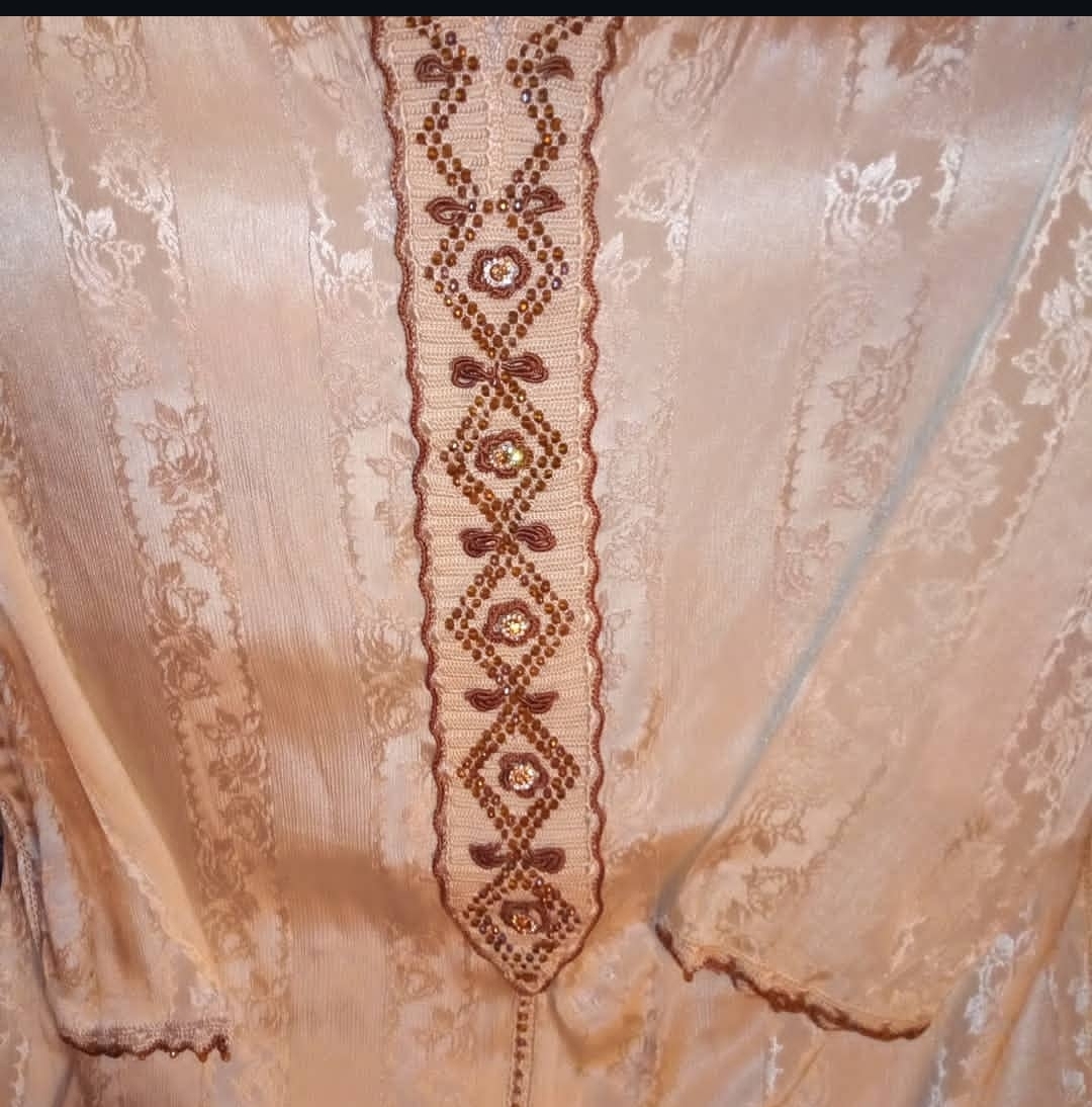 Caftan marocain beige rosé broderie sfifa et strass dorés