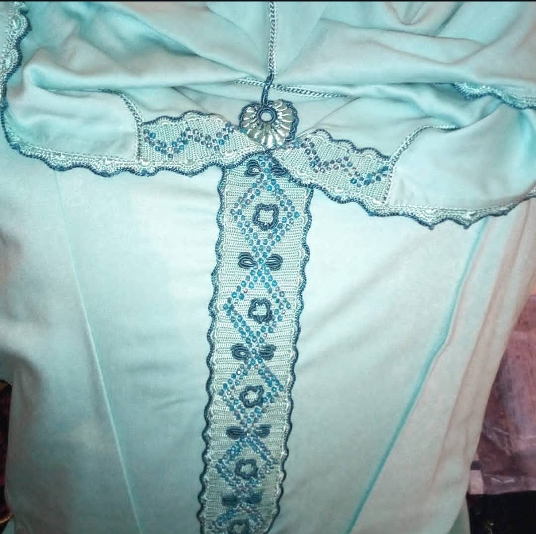 Caftan marocain turquoise brodé dentelle et sequins