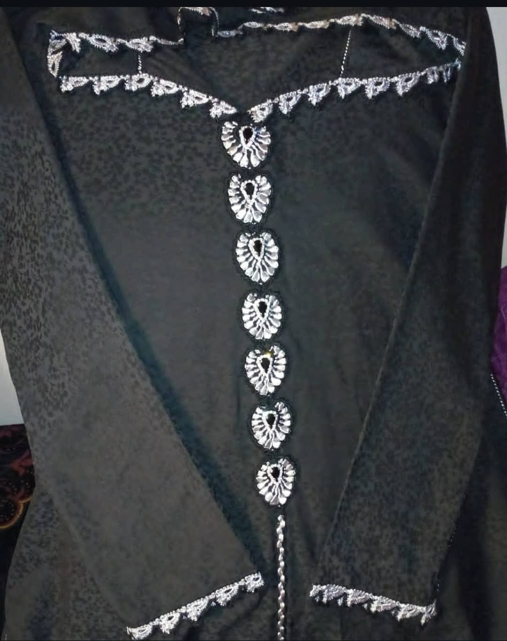 Caftan noir broderies argentées artisanat