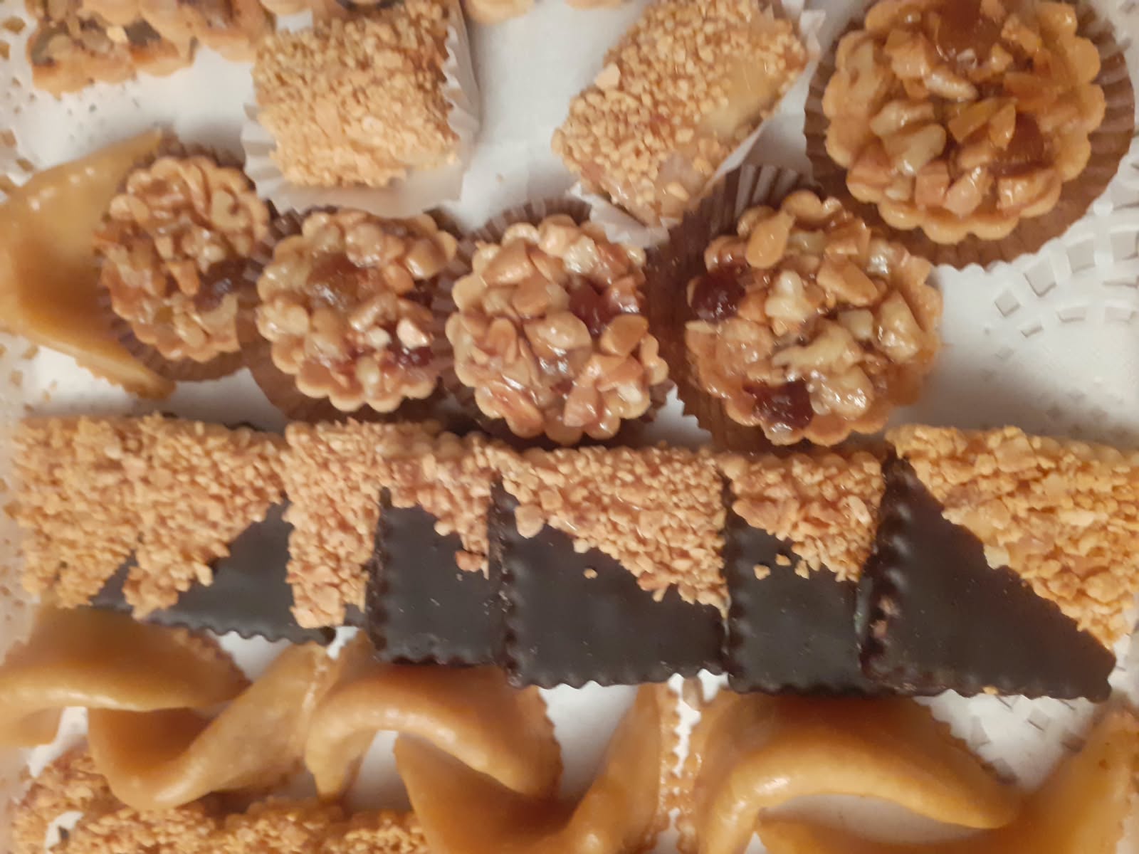 Assortiment de pâtisseries aux fruits secs chocolat et caramel