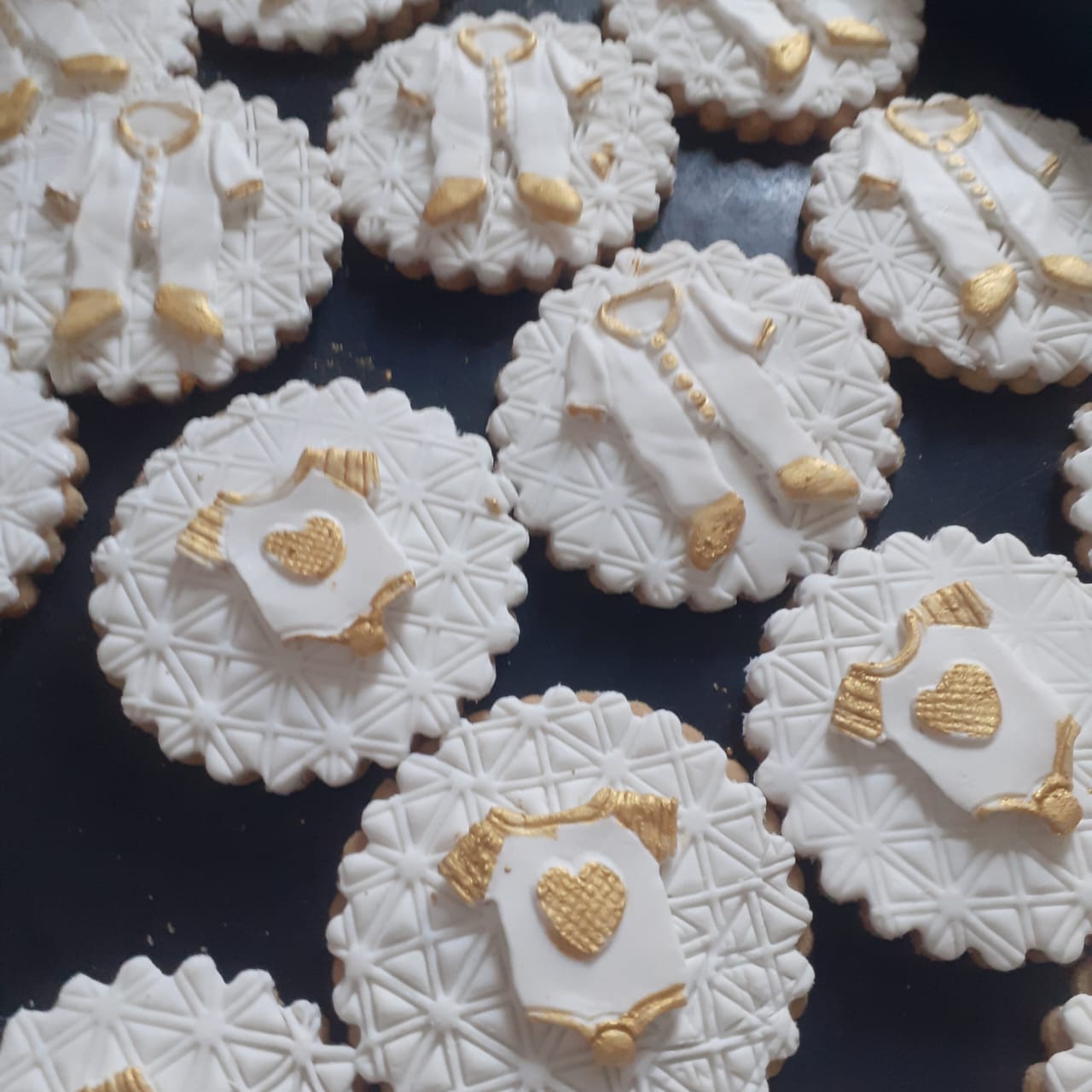 Biscuits décorés glaçage blanc et or motif body bébé