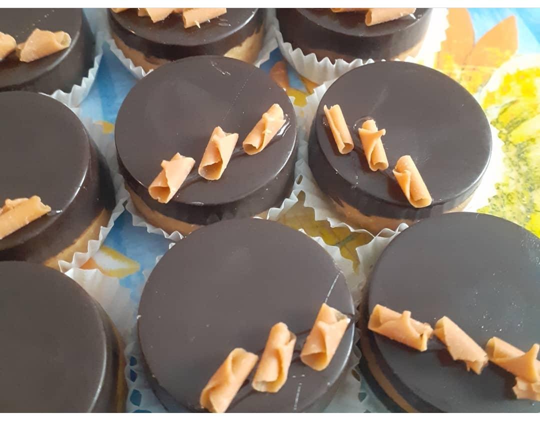 Petits gâteaux individuels glacés chocolat noir et copeaux caramel