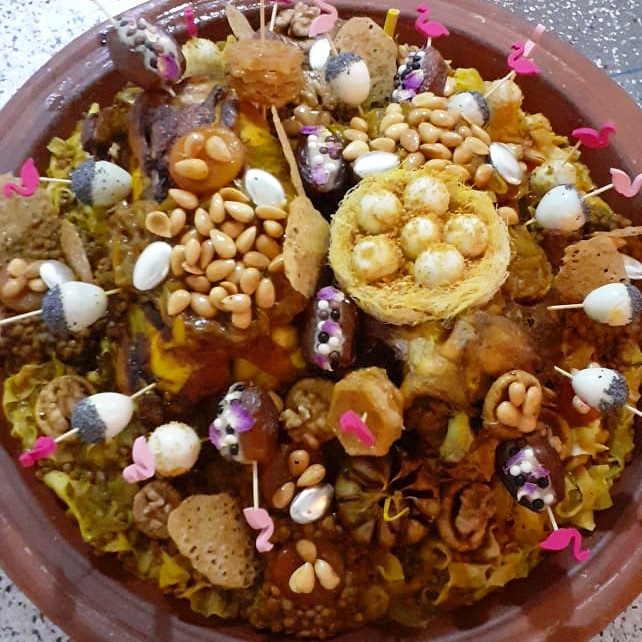 Plat de couscous marocain garni en tajine terre cuite