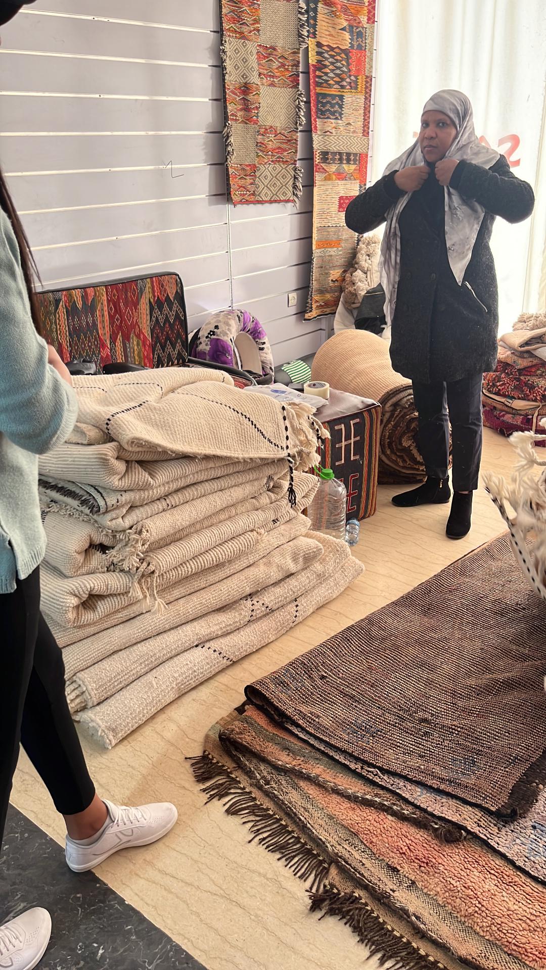Tapis berbère tissé main écru à motifs noirs, franges naturelles