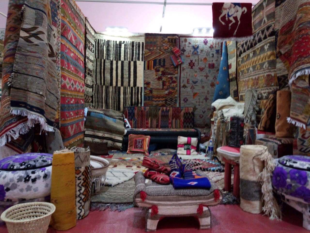 Tapis berbère tissé main motifs géométriques multicolores