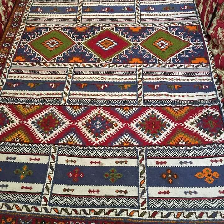 Tapis berbère tissé main motifs géométriques multicolores