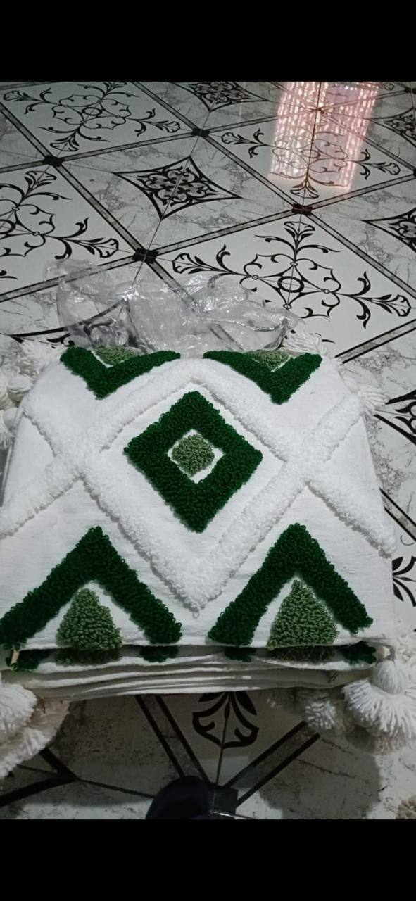 Coussin artisanal touffeté blanc et vert à pompons