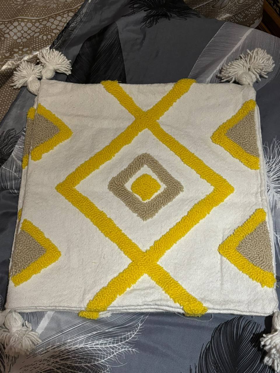 Coussin artisanal tufté motifs géométriques à pompons