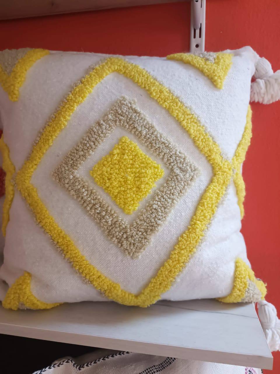 Coussin berbère tufté blanc et jaune