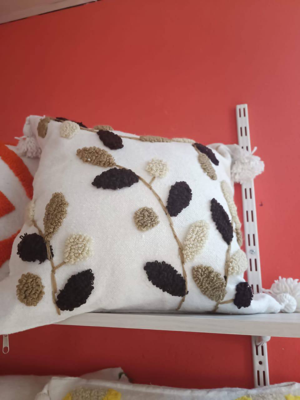 Coussin blanc brodé motifs feuilles en laine