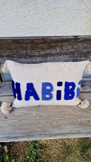 Coussin Habibi fait main avec pompons