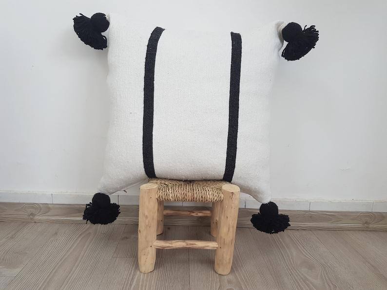 Coussin marocain à pompons noir et blanc