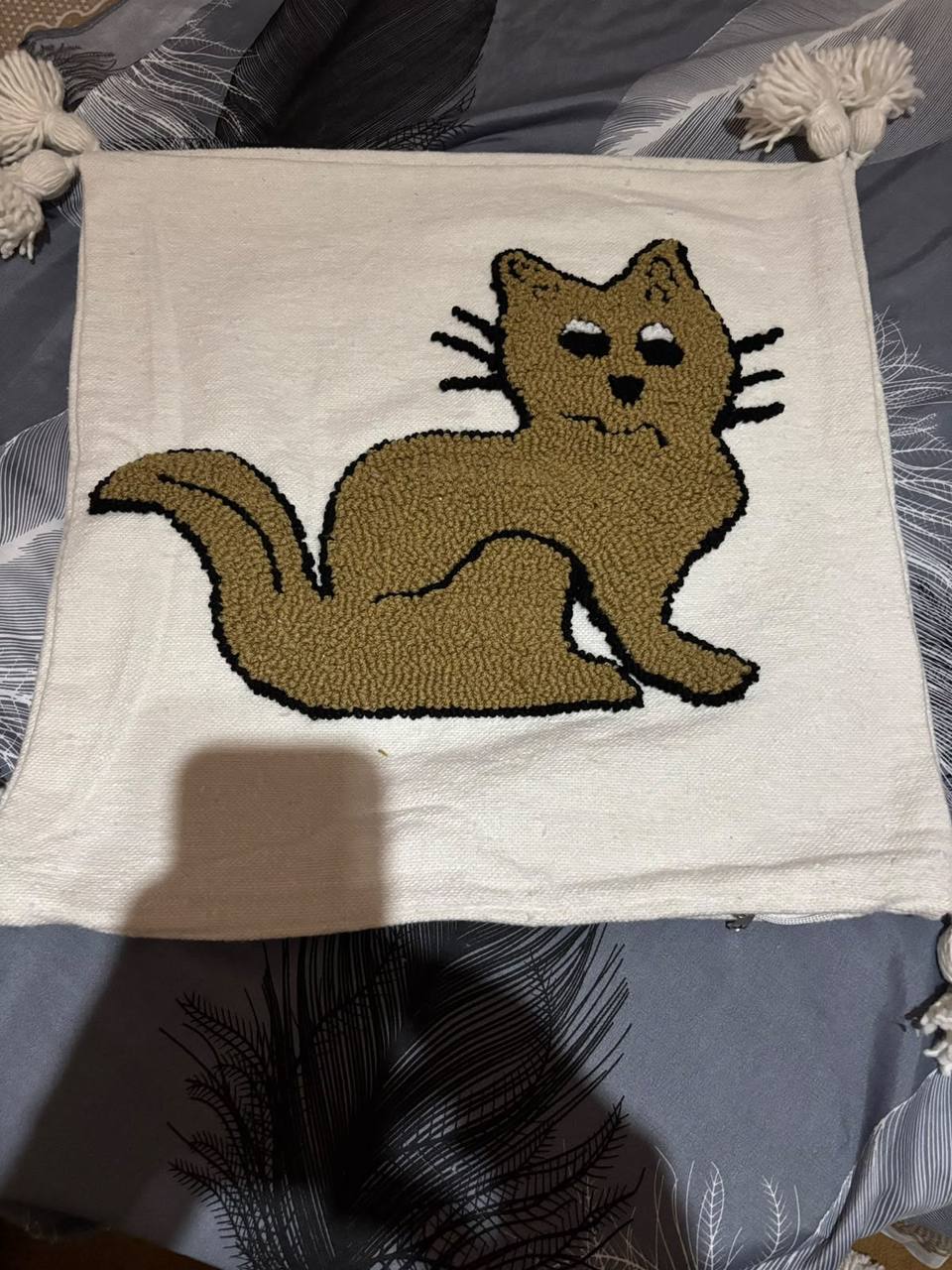 Coussin punch needle chat fait main