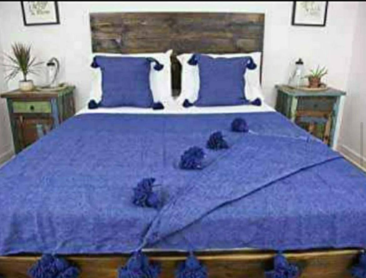 Couvre-lit artisanal à pompons bleu indigo