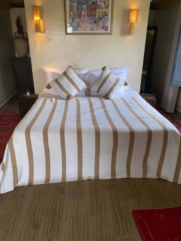 Couvre-lit artisanal rayé blanc et beige avec coussins