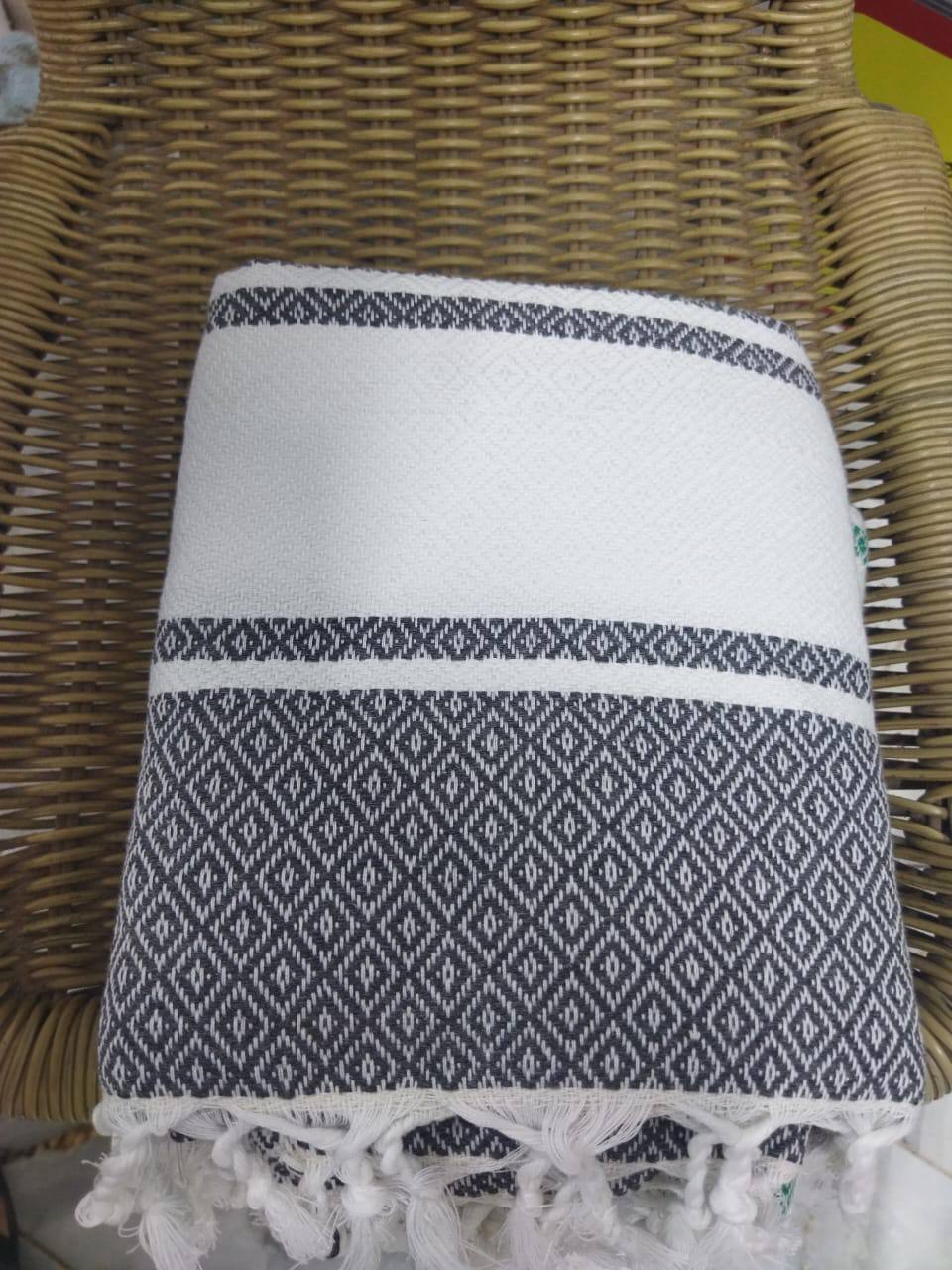 Fouta tissée artisanale noir et blanc à franges