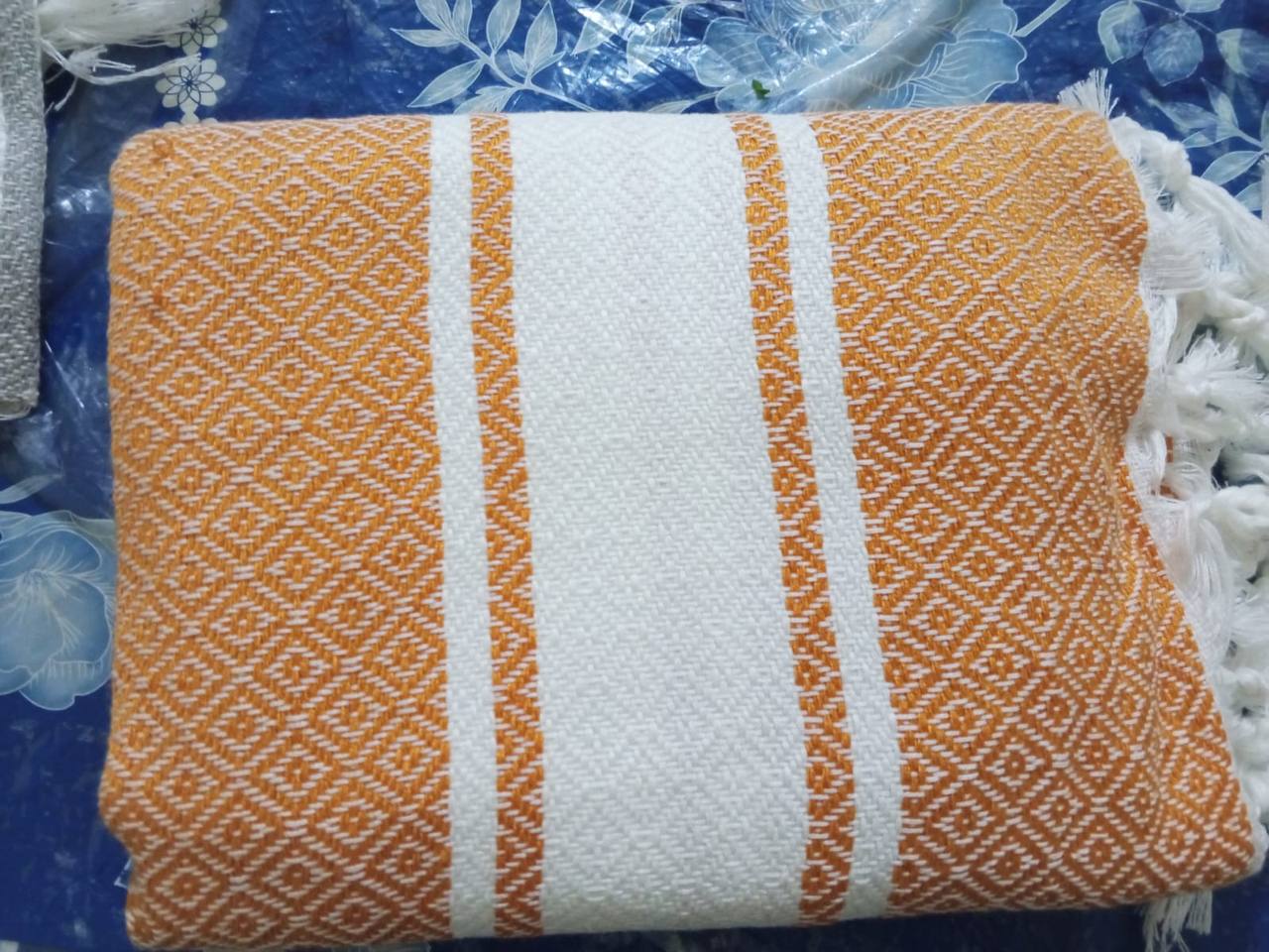 Fouta tissée artisanale orange et blanc à franges