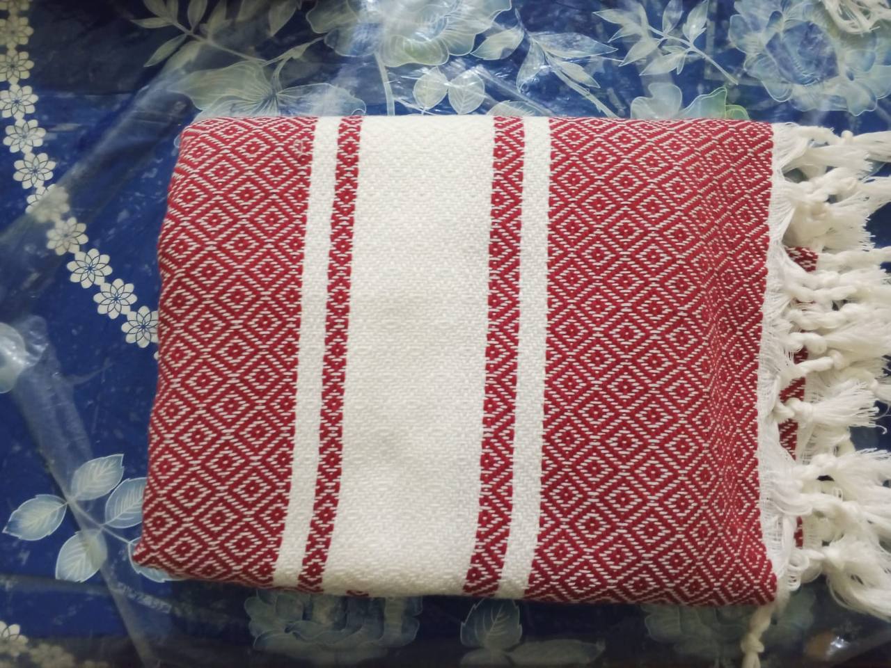Fouta tissée artisanale rouge et blanc à franges