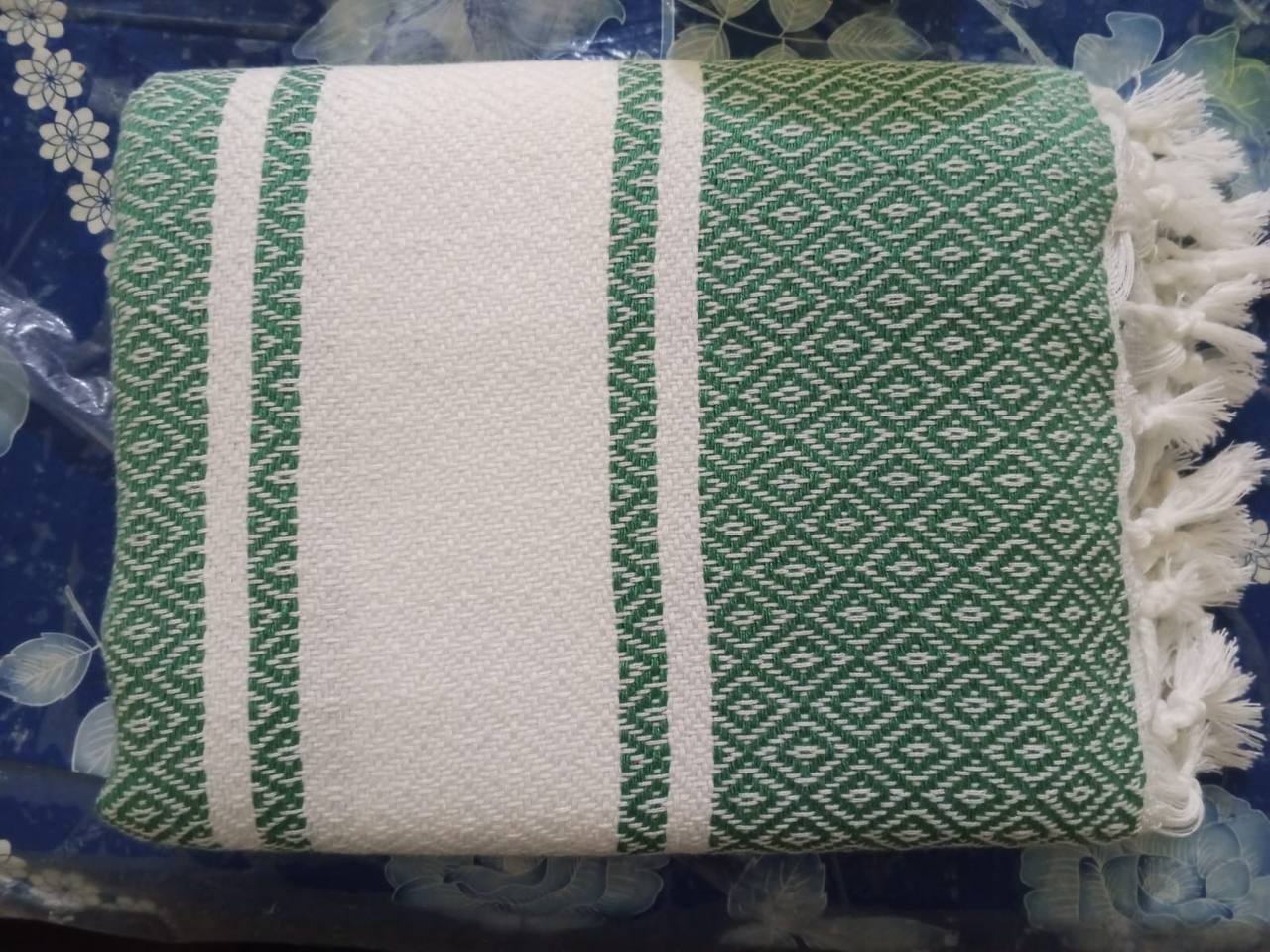 Fouta tissée artisanale verte et blanche à franges