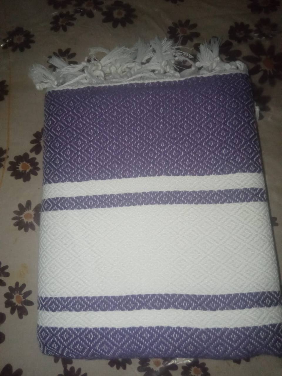 Fouta tissée artisanale violet et blanc à pompons