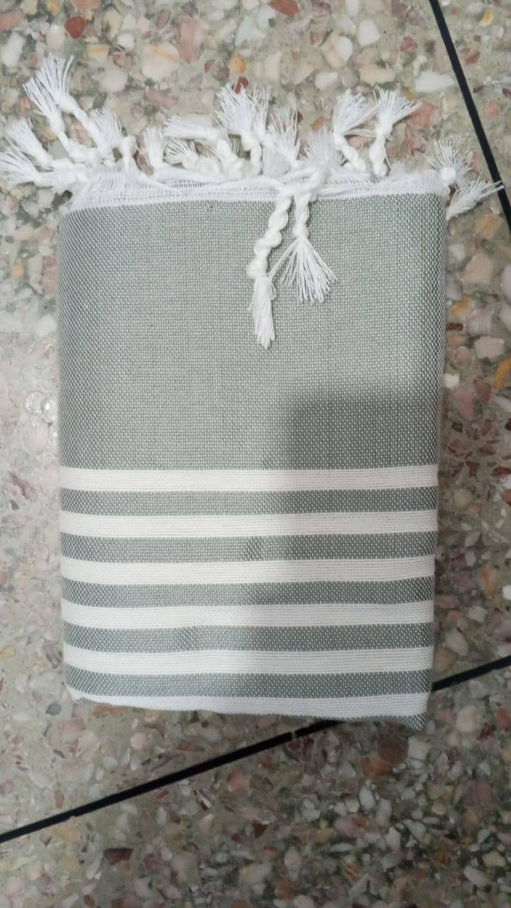 Fouta tissée à rayures avec franges