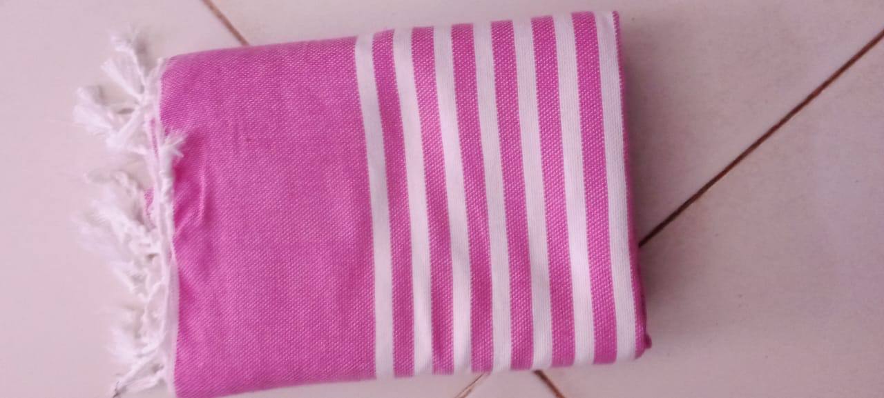 Fouta tissée à rayures rose et blanc