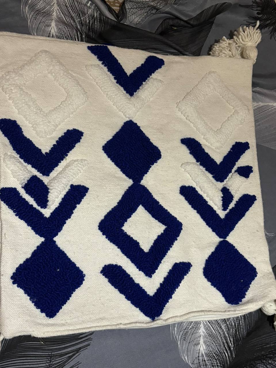 Housse de coussin artisanale motifs géométriques bleu et blanc