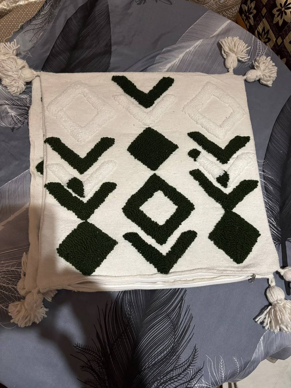 Housse de coussin artisanale touffetée à pompons