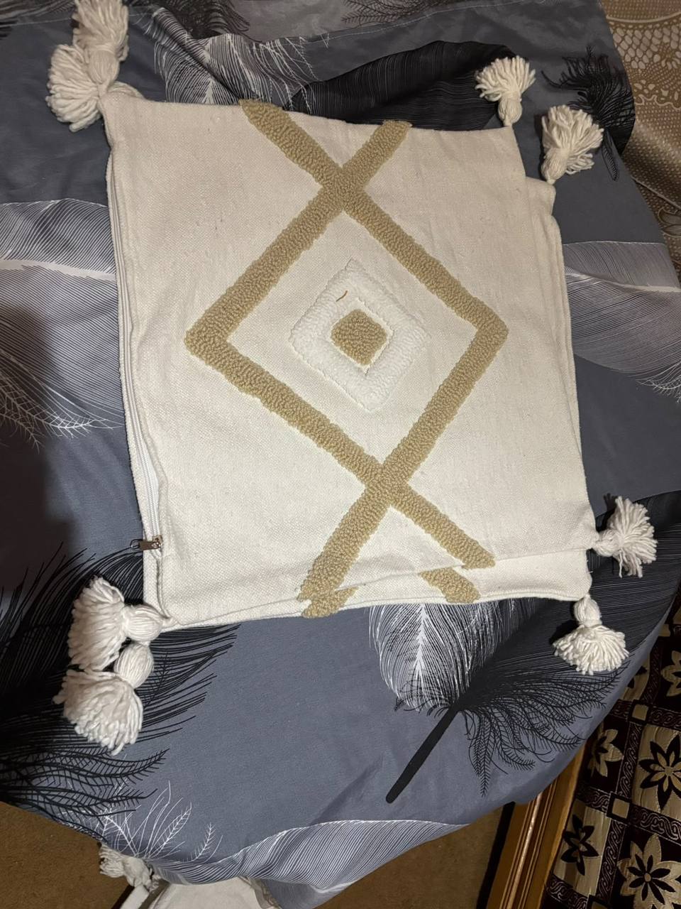 Housse de coussin berbère à pompons et motifs géométriques