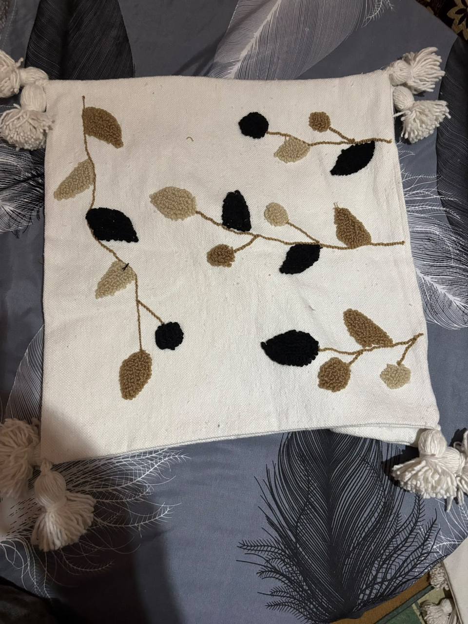 Housse de coussin brodée motifs feuilles avec pompons