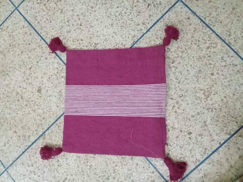 Housse de coussin tissée à pompons