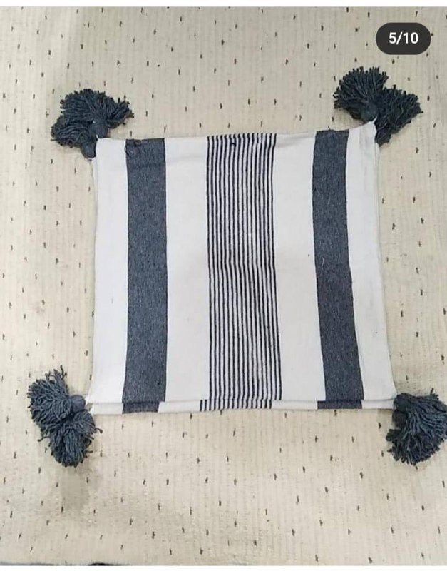 Housse de coussin tissée à pompons
