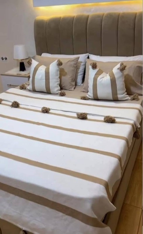 Parure de lit artisanale à pompons – blanc et beige