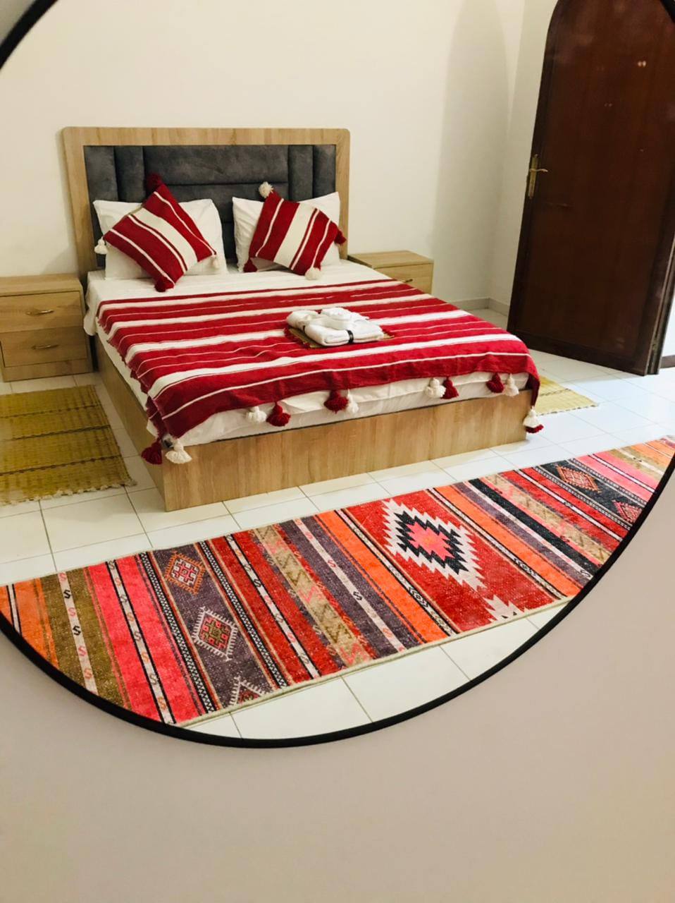 Tapis berbère artisanal aux motifs géométriques