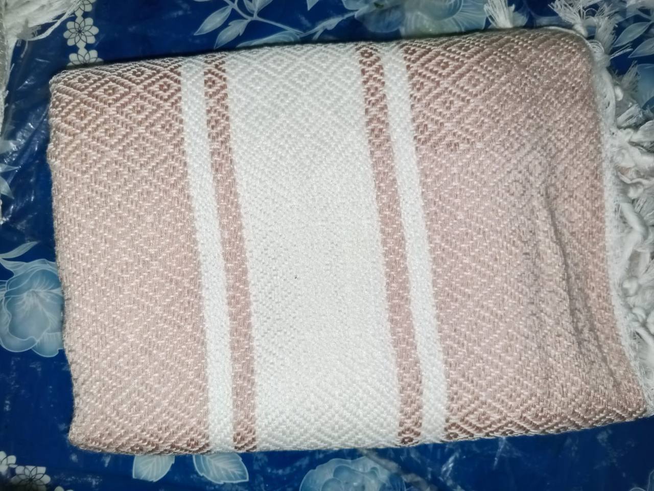 Tissu artisanal tissé à rayures et motifs géométriques