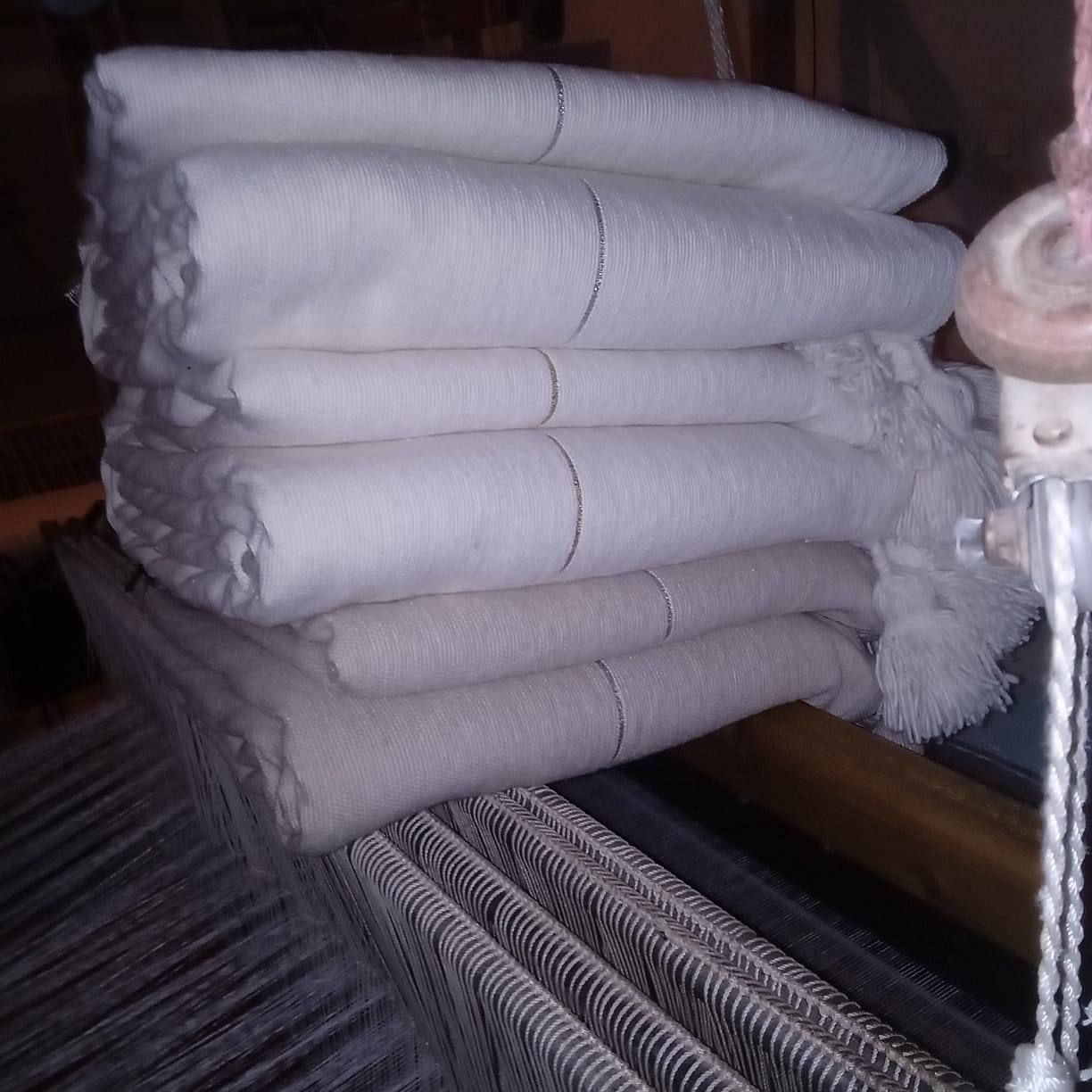 Tissus artisanaux blancs tissés main