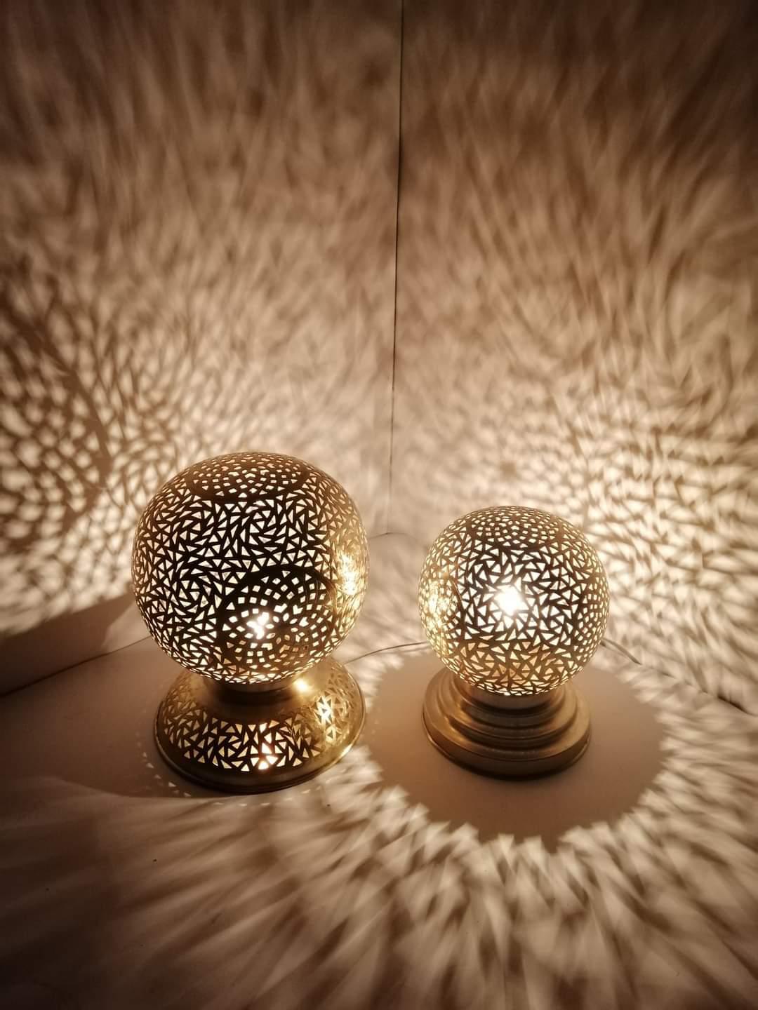 Lampe boule en laiton ajouré style oriental