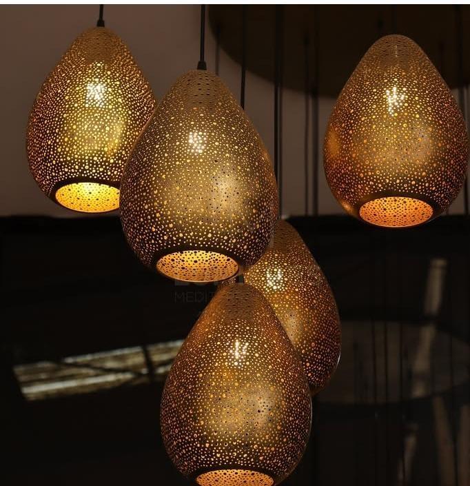 Suspension artisanale en métal doré ajouré forme goutte