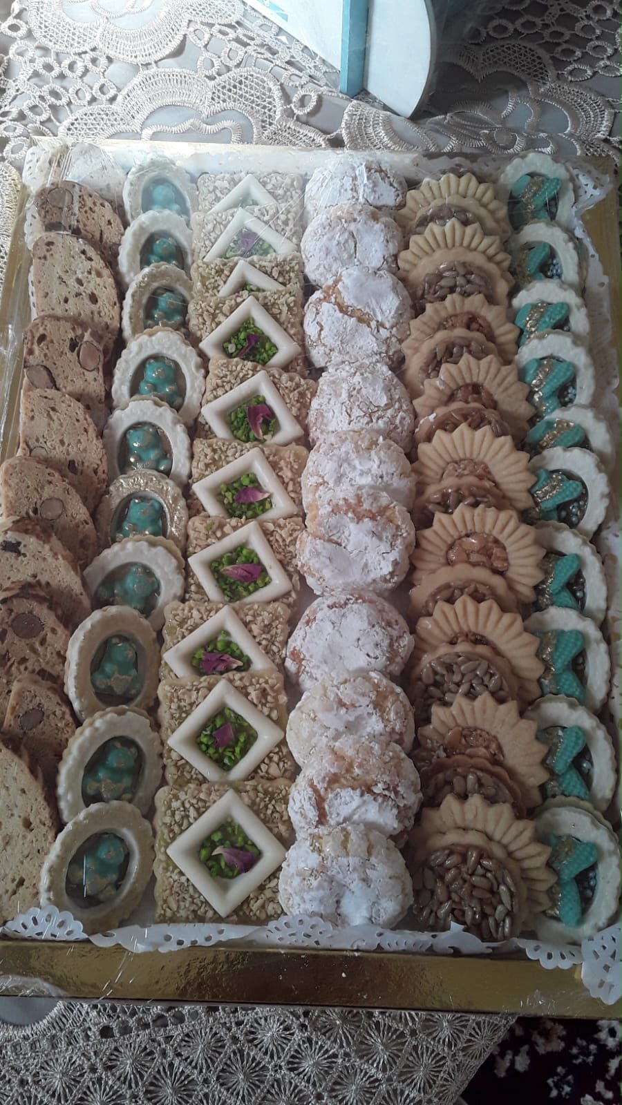 Assortiment de gâteaux orientaux aux amandes pistaches et graines