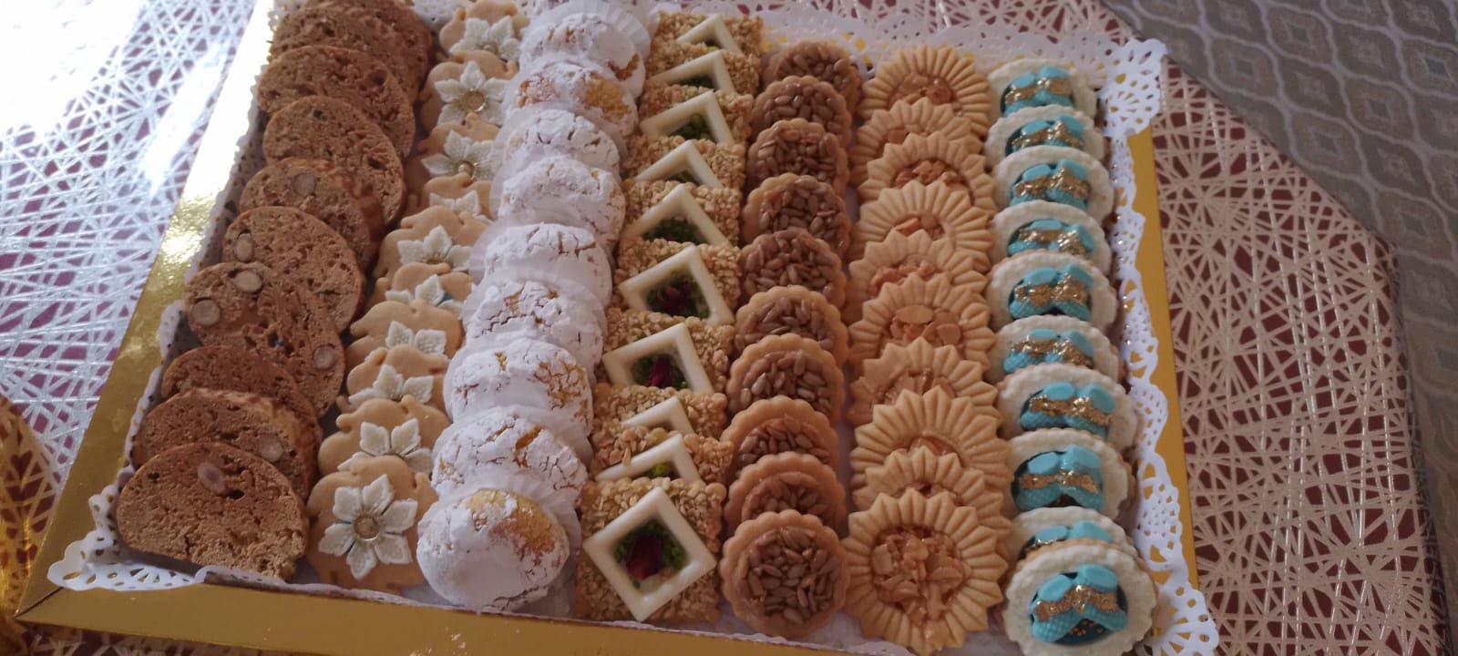 Assortiment de gâteaux orientaux faits main en plateau