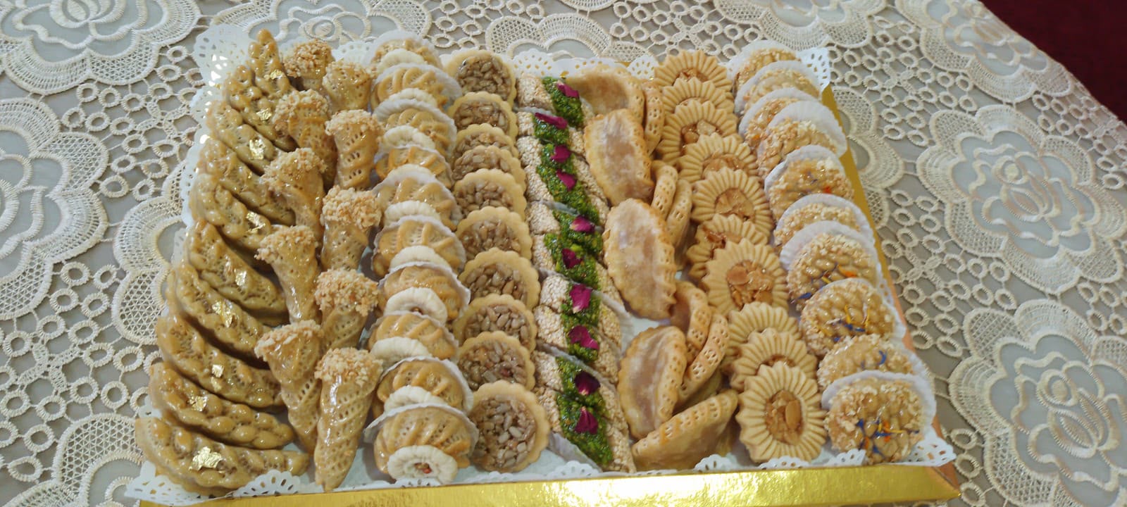 Plateau de pâtisseries orientales assorties au miel et aux fruits secs