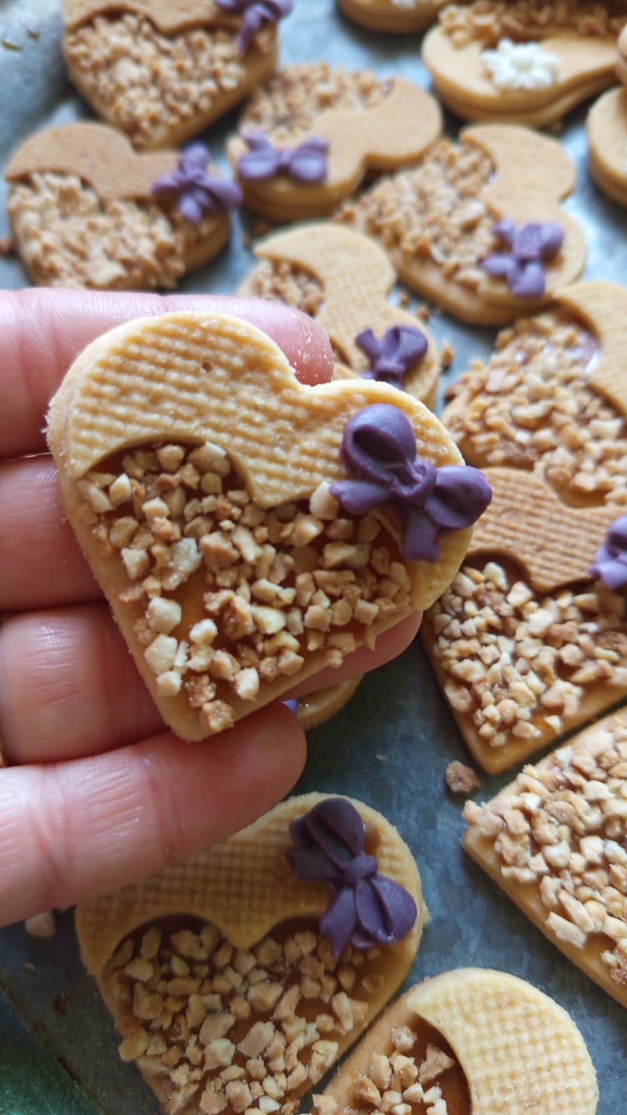 Biscuits artisanaux en forme de coeur aux fruits secs