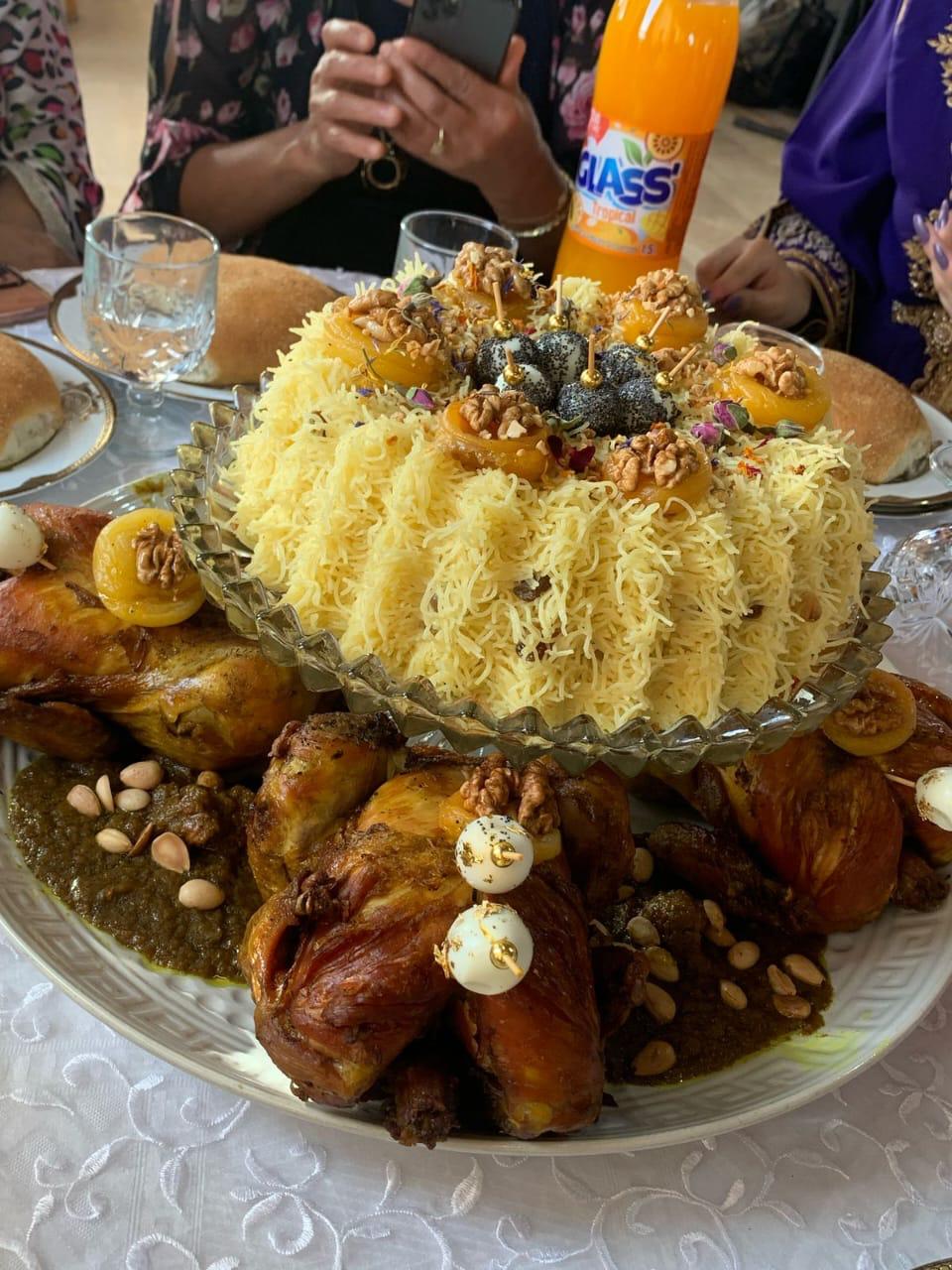 Couscous royal garni de poulet rôti, noix et abricots secs
