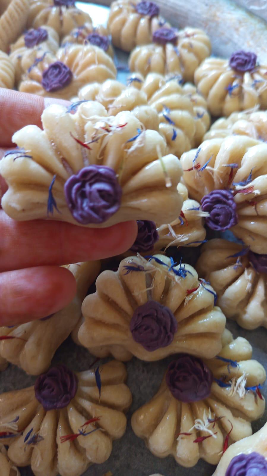 Gâteaux orientaux artisanaux au safran et fleurs de bleuet