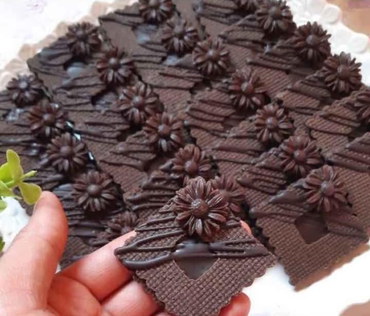 Petits gâteaux artisanaux au chocolat décorés fleur