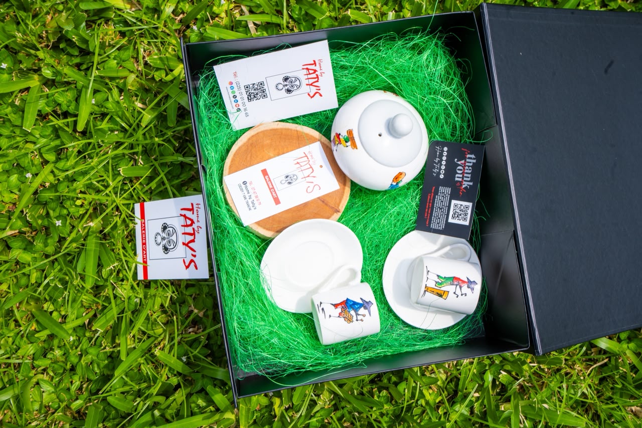 Coffret cadeau céramique peinte à la main - 2 tasses et sucrier