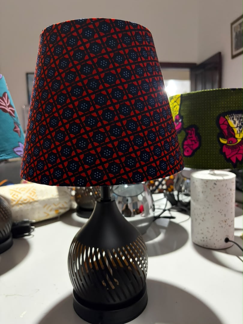 Lampe de table pied métal ajouré abat